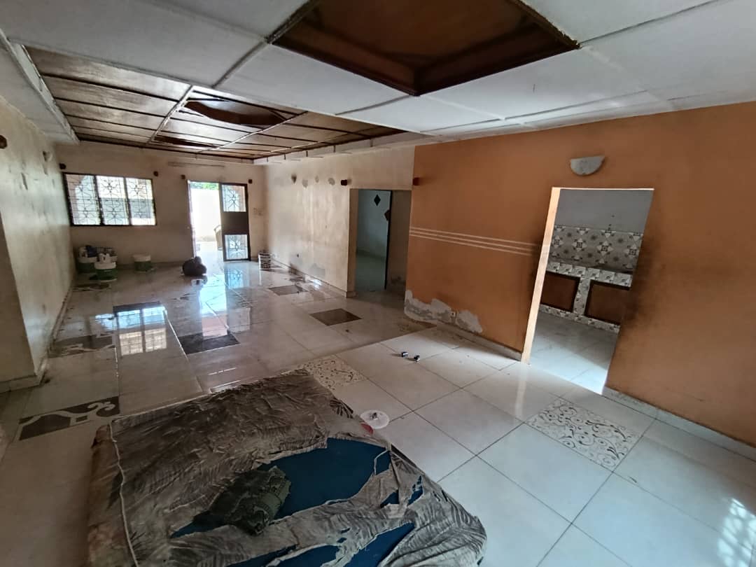 Une villa de 5 pièces avec une grande salle à manger, 4 salles d'eau ( douches), un garage, une cour avant et arrière